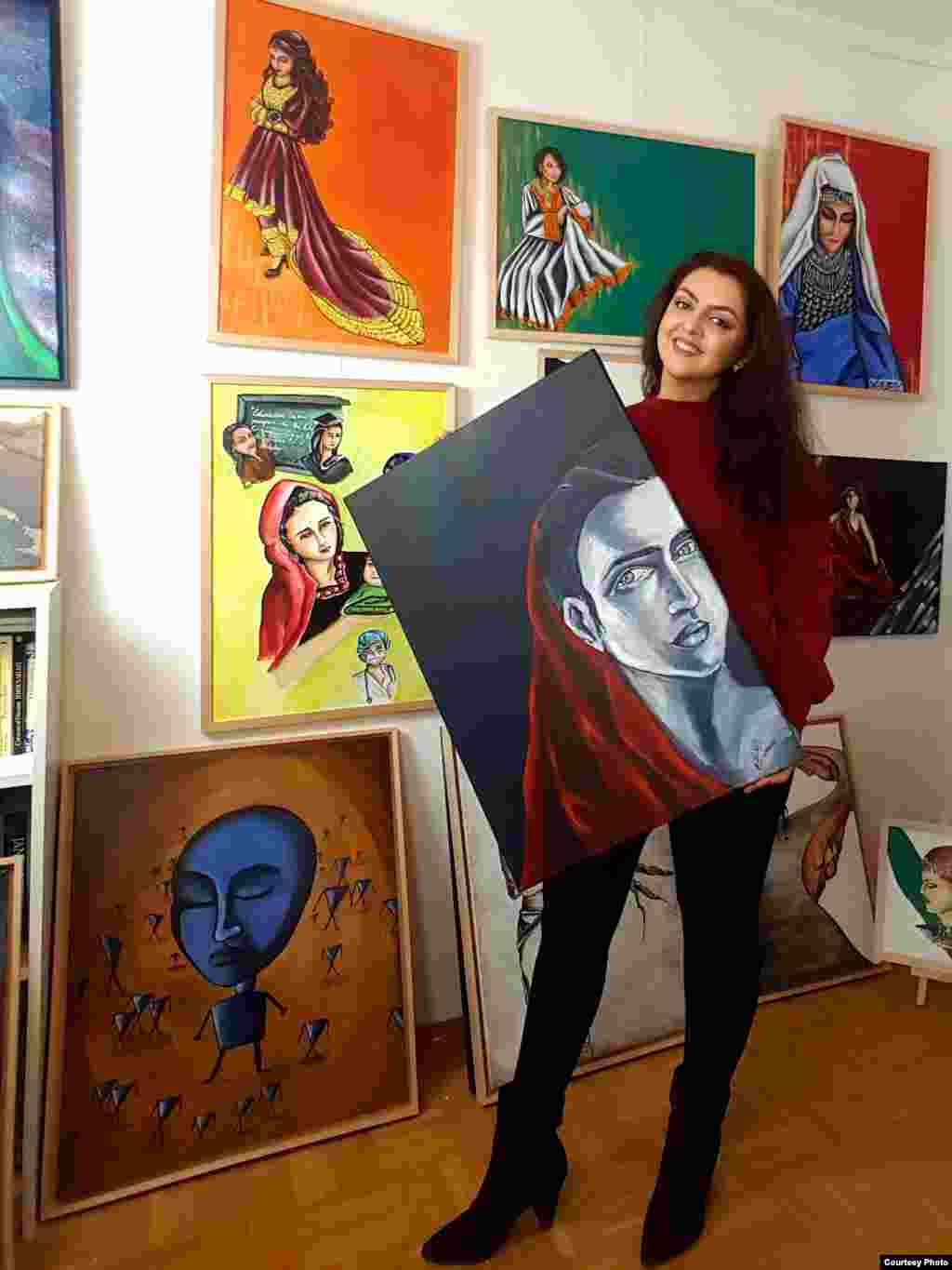 ​ماریا حسین در ستودیوی خود: نقاشی های او را روی دیوار مشاهده میکنید.
