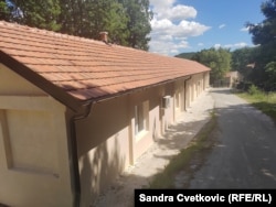 Jedan od objekata u porti crkve u Žerovnici, nadomak Zvečana, jun 2026.