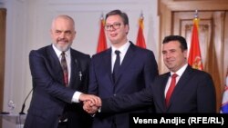 Albanian Prime Minister Edi Rama (left), Serbian President Aleksandar Vucic (center), and North Macedonian Prime Minister Zoran Zaev met on December 10 to discuss details of a plan to set up a free trade zone. (file photo) 