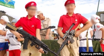 Dy djem nga Yunarmia me armë në duar në një ngjarje në Sevastopol, në Gadishullin e Krimesë të pushtuar nga Rusia, në gushtin e vitit 2019.