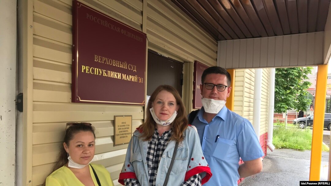 Глава правозащитной организации "Человек и Закон" Ирина Протасова (в центре)