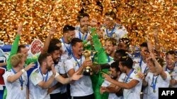 Futbollistët gjermanë me gëzim e mbajnë trofeun pas fitores në Kupën e Konfederatave