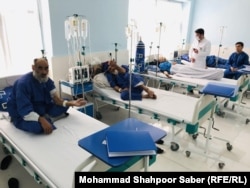 بیماران در مرکز تشخیص بیماری های سرطانی در هرات
