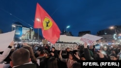 Zastava sa logotipom Ferarija na protestu na Slaviji, Beograd, 22. decembar 2024.