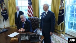 رئیس‌جمهوری آمریکا در واکنش به رخداد روز جمعه گفته است «ما (امروز) در مورد وفاداری چیزهای زیادی یاد گرفتیم. در مورد روند جمع کردن رای، چیزهای زیادی یاد گرفتیم».