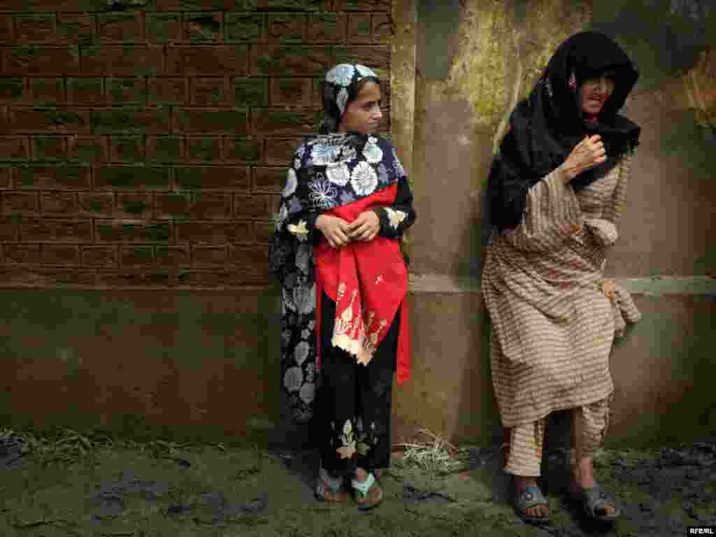 As Pakistani Floods Rage, Aid Is Slow To Come #2