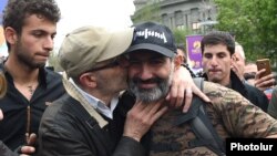 Один из демонстрантов целует лидера протестного движения Никола Пашиняна во время шествия