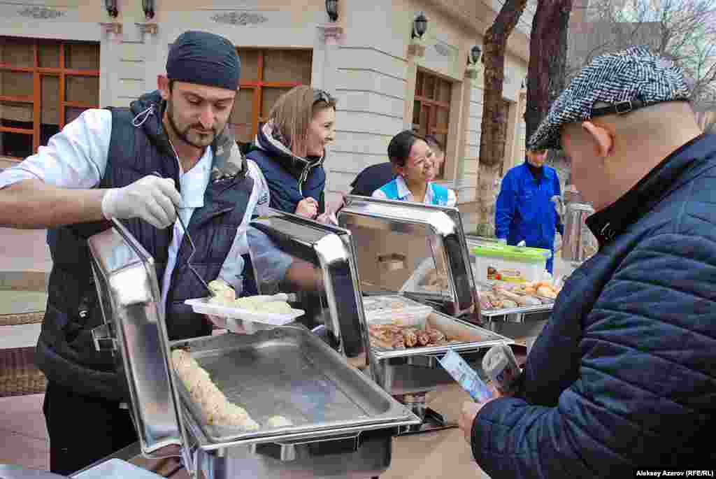 В &laquo;Празднике юрты&raquo; участвует и расположенный на месте фестиваля ресторан. На улицу вынесли огромный самовар и стол с бауырсаками, хворостом, бараньими ножками, наурыз-коже. Всё это не бесплатно.