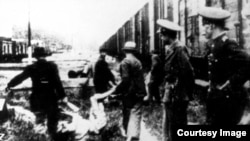 Câteva mii de evrei și-au găsit sfârșitul în cele două trenuri ale morții care au pornit din Iași spre Podul Iloaiei sau Călărași.