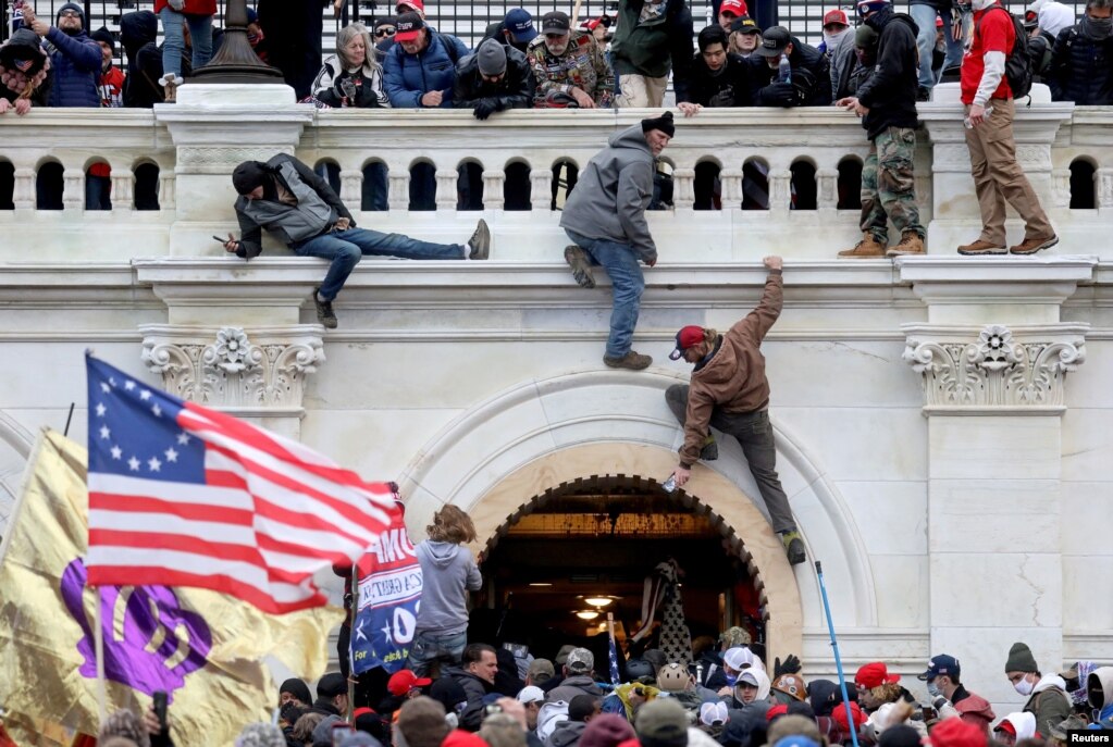 Зградата на Капитол во Вашингтон нападната од про-Трамп поддржувачи на 6 јануари 2021 година 
