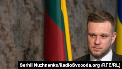 «Лукашенко не пропонує ніякого вирішення проблеми, він сховався в бункер, живе в замку і ходить всюди з автоматом Калашникова» – Габріелюс Ландсбергіс