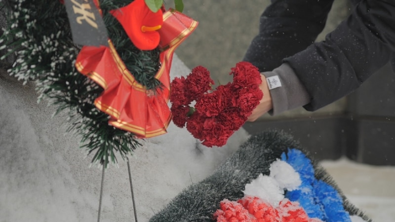 Фем-активистки Башкортостана возложили венок и цветы к мемориалу 