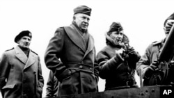 Generalul american Dwight D. Eisenhower (centru), mareșalul aviației britanice, Sir Arthur W. Tedder (centru dreapta) și mareșalul britanic Bernard Montgomery (stânga).