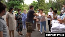 «Кургак учукту айыктыруу» долбоорунун кызматкерлери Улуттук фтизиатрия борборуна жардамын тапшырууда. 