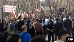 Kadar snimka objavljenog na društvenim mrežama prikazuje studente kako protestuju na teheranskom Tehnološkom univerzitetu Šarif, 21. februar 2026.