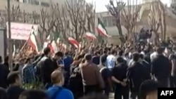 Fotografija iz videa prikazuje studente univerziteta u Teheranu kako se sukobljavaju sa sigurnosnim snagama, 21. februara 2026.