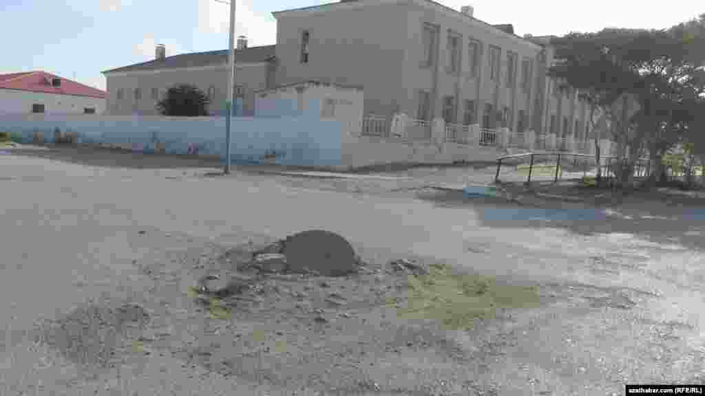 Şol bir wagtda şäherçäniň uly köçeleriniň ugrunda ýarym açyk lýuklaryň sany hem az däl.