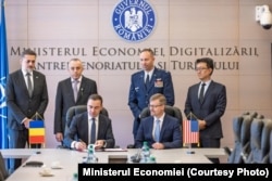Ministrul Bogdan Ivan semnează Scrisorile de solicitare pentru coproducția de muniție între România și Statele Unite, pe 28 mai 2025.
