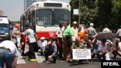 Архивска фотографија: Протест на стечајците пред Собрание.