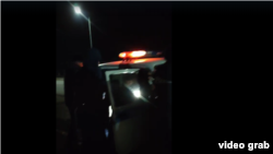 Полиция Түркістан облысы Төлеби ауданы Көксәйек ауылында тұратын "Атажұрт" белсендісін ұстап жатыр. 15 қаңтар күні түсірілген видеодан скриншот.