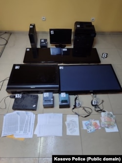 Pajisje teknologjike që sipas Policisë së Kosovës u gjetën në lokacionet e bastisura në Zubin Potok.