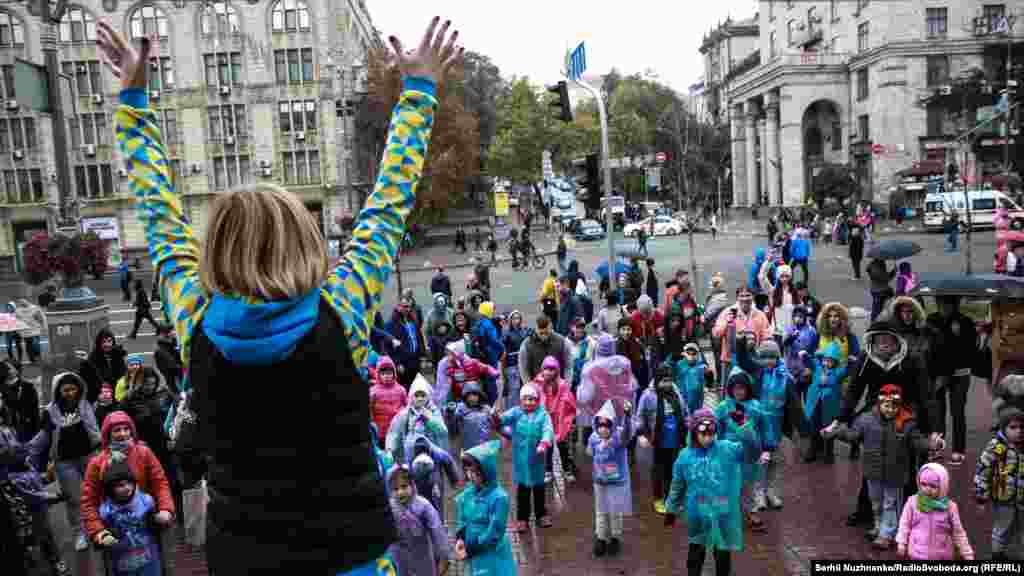 Щонеділі на НСК &laquo;Олімпійський&raquo; професійні тренери влаштовують заняття для дітей із аутизмом, щоби їх навчити спілкуватися між собою та прищепити любов до спорту