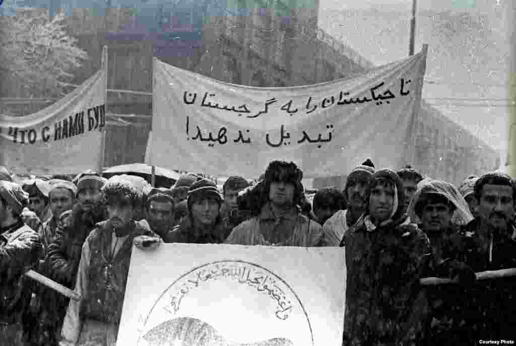 Гирдиҳамоии 12-уми феврали соли 1991 барои гиромидошти хотираи онҳое, ки дар тазоҳуроти феврали соли 1990 кушта шуданд. - Tajikistan - Commemoration of 1990 bloody events in Dushanbe