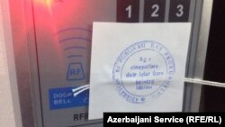 «Ազատություն» ռադիոկայանի Բաքվի գրասենյակի կապարակնքված դուռը