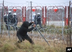 Migranții ar fi primit instrumente pentru a tăia gardul de sârmă ce separă Polonia de Belarus de la forțele de securitate belaruse.