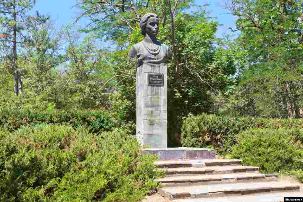 У тому ж курортному парку серед дерев &laquo;ховається&raquo; пам&#39;ятник українській поетесі Лесі Українці, яка перебувала тут на лікуванні наприкінці XIX століття