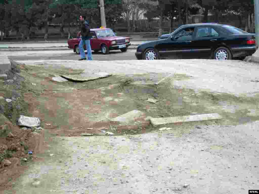 Yoluna bax, sürücü qardaş, yoxsa... Tikinti ətrafdakı asfalt örtüyünü də sıradan çıxarıb