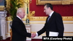 ილია დარჩიაშვილმა ბრიტანეთის მეფე ჩარლზ მესამეს რწმუნებათა სიგელები 4 ივნისს გადასცა