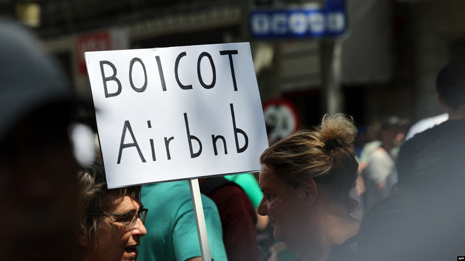 "Bojkotoni AirBnB-në", shkruan një poster në Barcelonë. AirBnB është një shërbim qiraje afatshkurtër.