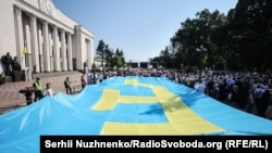 Активисты развернули крымскотатарский национальный флаг у Верховной Рады Украины, 2021 год