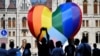 Ljudi se okupljaju ispred ogromnog balona koji su 8. jula ispred mađarskog parlamenta u Budimpešti postavili članovi Amnesti International i Hatter, nevladine organizacije koja promoviše LGBT prava.