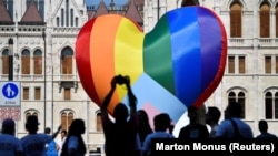 A Parlament előtt egy hatalmas, szivárványszínű szív, amelyet az Amnesty International és a Háttér civil szervezet állított fel az LMBT-közösségek támogatásának céljából 2021. június 8-án