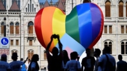 Az Amnesty International és a Háttér, az LMBT-jogokat népszerűsítő civil szervezet szivárványos léggömbje az Országház előtt 2021. július 8-án