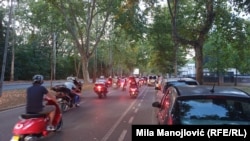 Motociklisti, koji su se priključili skupu pristalica vlasti turirali su motorima i svirali dok su prolazili pored zgrade FON-a gde je policija potiskivala i gurala građane okupljene u zboru, Beograd, 13. septembar 2025.