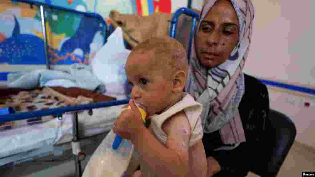 Az UNICEF kedden közölte, hogy csak 2500 csecsemő számára van egy hónapra elegendő készlet tápszerből, miközben becslésük szerint legalább 10 000 csecsemőnek lenne szüksége rá. A képen Aisha Wahdan és a nyolchónapos Hatem a gázavárosi Al-Rantisi Kórházban augusztus 7-én