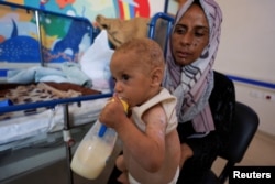 Foametea este una dintre grijile palestinienilor aflați în prezent în Fâșia Gaza. În imagine: Aisha Wahdan și băiatul său, Hatem, în vârstă de 8 luni, care este tratat pentru malnutriție la Spitalul Al-Rantisi din orașul Gaza, august 2025.