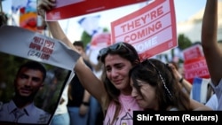 Imagine de luni, din „Piața Ostaticilor” din Tel Aviv, unde mai multe persoane s-au adunat pentru a sărbători eliberarea ostaticilor.