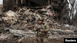 Ukrajinski policajac pomaže u evakuaciji stanovnika na prvoj liniji fronta u Dobropilju, Donjecka oblast, 9. prosinca 2025.