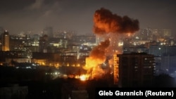 Взрыв беспилотника во время российского ракетно-бомбового удара в ходе нападения России на Украину в Киеве, Украина, 14 ноября 2025 года.