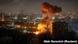 Orsýetiň Kiýewe eden raketa we bomba hüjümi mahalynda bir dron partlady. 14-nji noýabr, 2025. 