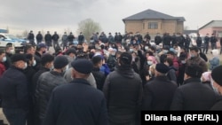 Жители села Алтынтобе в Шымкенте протестуют против ареста директора местного завода. 4 апреля.