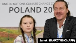 Greta Tunberg, 16-godišnja aktiviskinja protiv klimatskih promjena, na decembarskom samitu UN o klimatskim promjenama u poljskim Katovicama sa ocem Svanteom. 