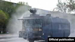 Марказий ҳарбий округ ҳарбий техникаси дезинфекция ишларини олиб бормоқда. Марказий ҳарбий округ матбуот хизмати фотосурати.