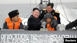 Солтүстік Корея президенті Ким Чен Ын әскерилермен бірге кемеде отыр (Көрнекі сурет).