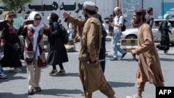 د افغان معترضو ښځو په وړاندې وسله وال طالب عسکر 