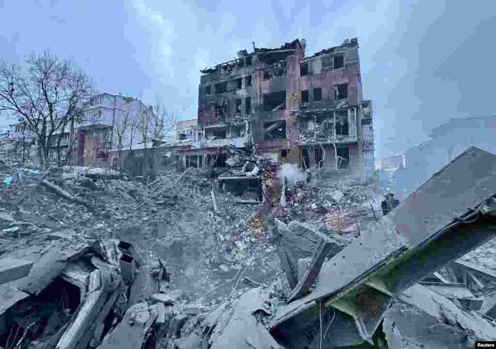 Спасатели работают на месте многоквартирного дома, пострадавшего от российского авиаудара, в Харькове, Украина, 2 января 2026 года. REUTERS/Виталий Хнидый